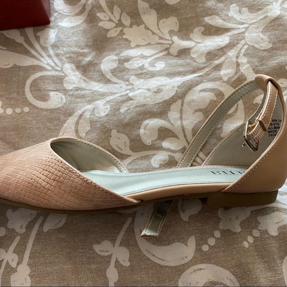 Cute flats. Never been worn.